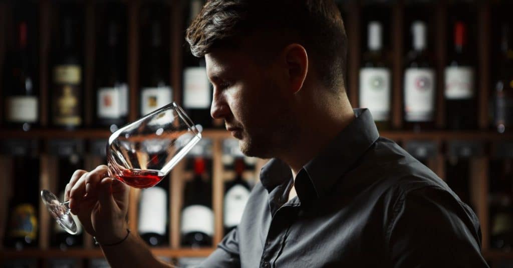 5 ways to distinguish good red wine - Smelling Wine